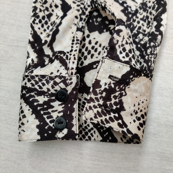 VIOLET & Claire Women's Button Down Shirt Size Medium Snakeskin Blouse - Picture 5 of 11
